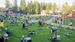 Puistokonsertti Krapin pajalla Tuusulassa kesällä 2020.