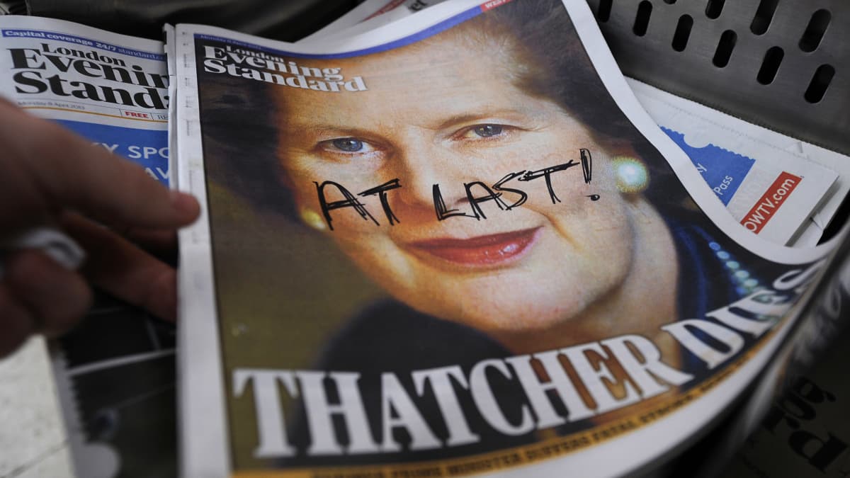 Lehti, jonka kannessa kerrotaan Thatcherin kuolleen. Kanteen on kirjoitettu tussilla "viimein".