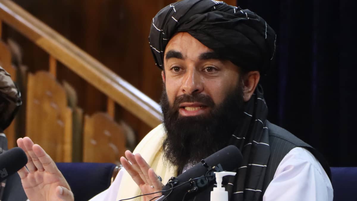 Talebanin edustaja Zabihullah Mujahid lehdistötilaisuudessa Kabulissa, Afganistanissa 17. elokuuta.