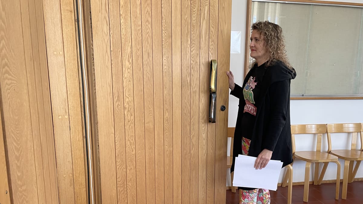 Vapaaehtoinen Elina Viljamaa seisoo luokan ovella Seinäjoella.
