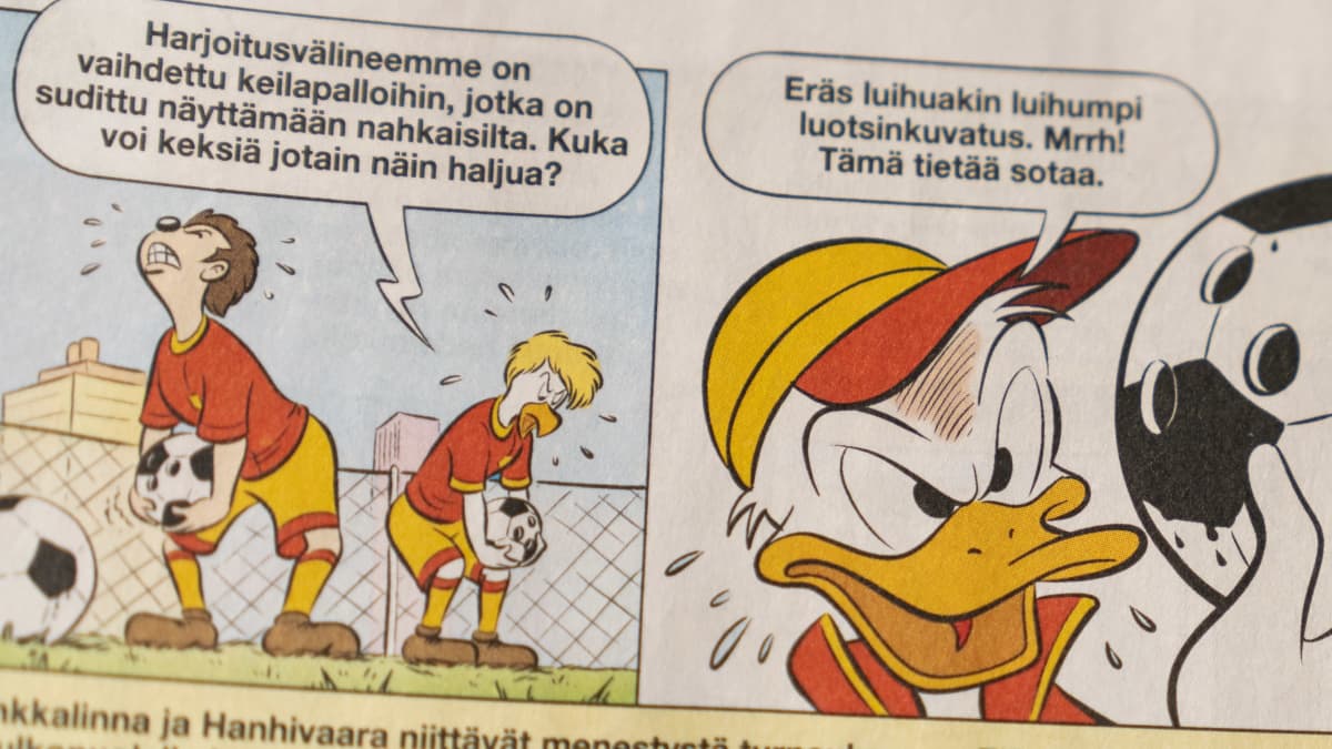 Kuva Aku Ankka -sarjakuvalehden sivulta, teemana jalkapallo