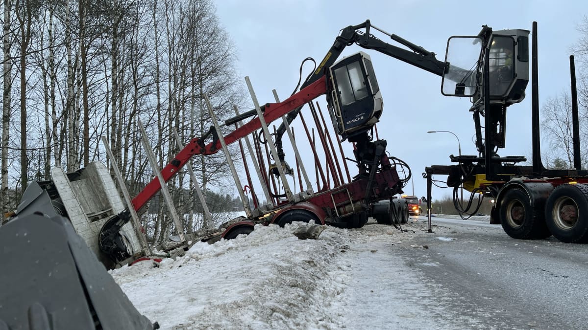 Onnettomuusrekka ojassa 9-tien liikenneonnettomuuspaikalla Liperissä.
