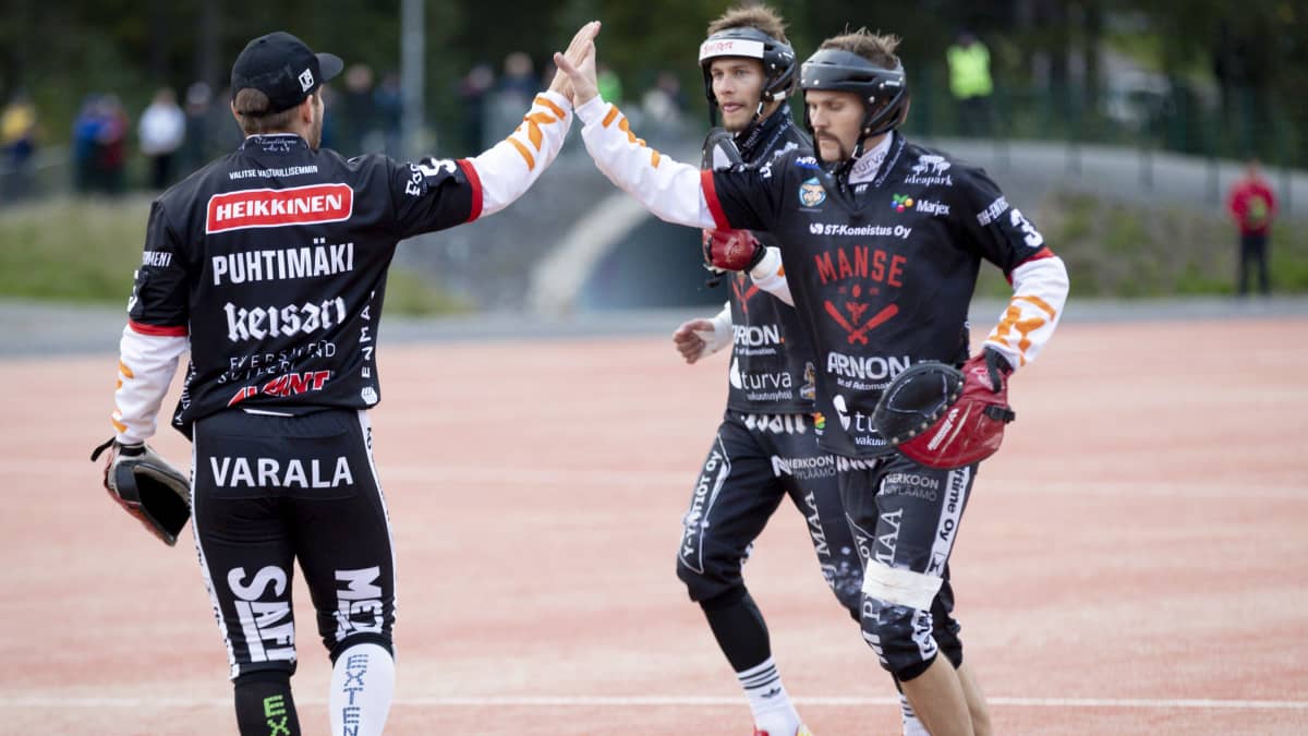  Mansen Juha Puhtimäki (vas.) ja Tuomas Jussila (oik.) paiskaavat ylävitoset miesten pesäpallon Superpesiksen ensimmäisessä finaaliottelussa.