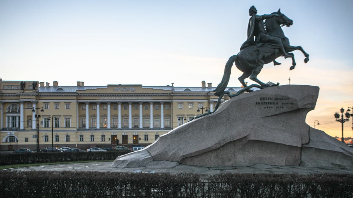 Pietari Suuren vaskiratsastajapatsas, taustalla Venäjän perustuslakituomioistuin