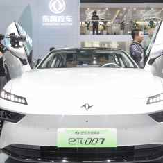 Dongfengin sähköauto näytteillä automessuilla Pekingissä eilen torstaina.