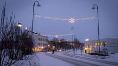 Hiljainen katu Viitasaaren keskustassa. Katulamppujen väleille ripustetut jouluvalot valaisevat hämärtyvää iltaa .