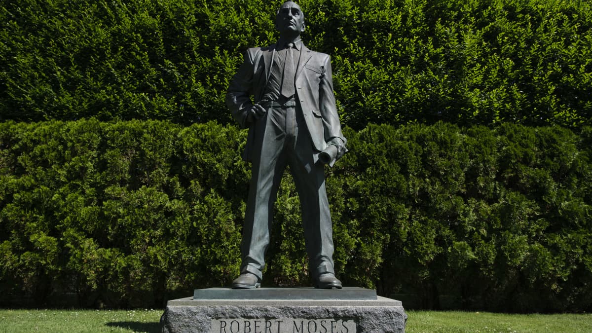 Robert Mosesia esittävä seisova patsas.