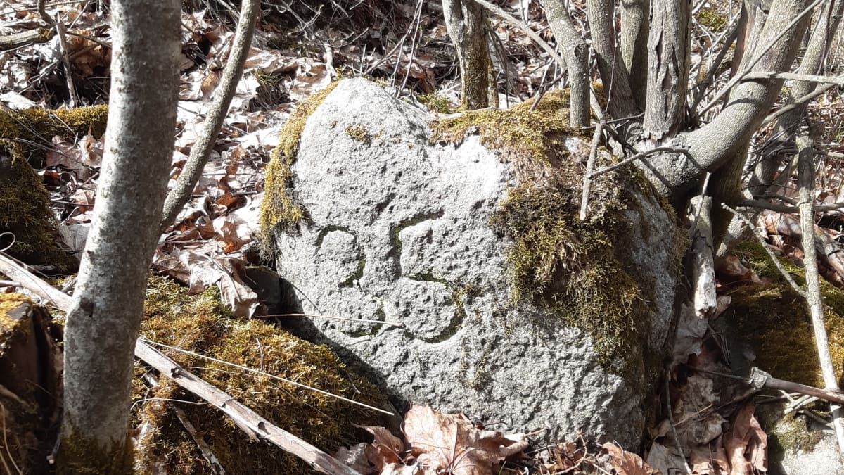 Kivi, johon on kaiverrettu numerot 35.