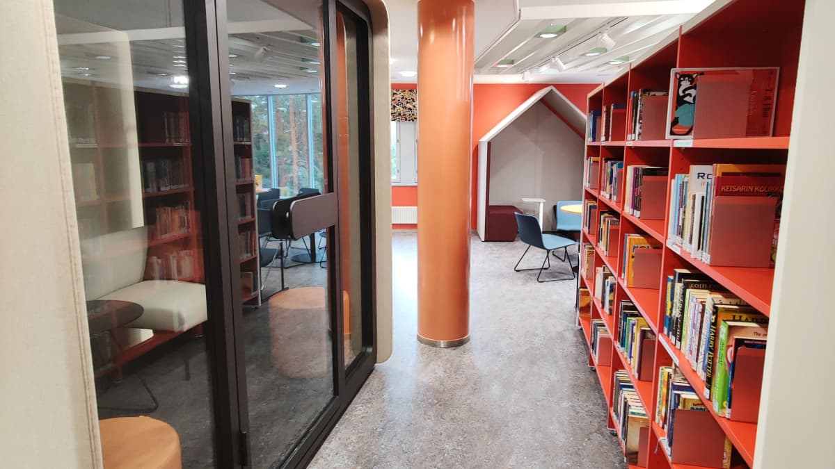 Nurmeksen kirjaston nuortenosaston hiljainen tila ja kirjahylly.