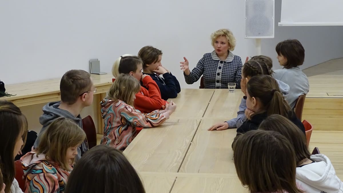 Pöydän päässä istuva Ukrainan Suomen suurlähettiläs Olga Dibrova tapasi Seinäjoella ukrainalaisoppilaita eri kouluista.