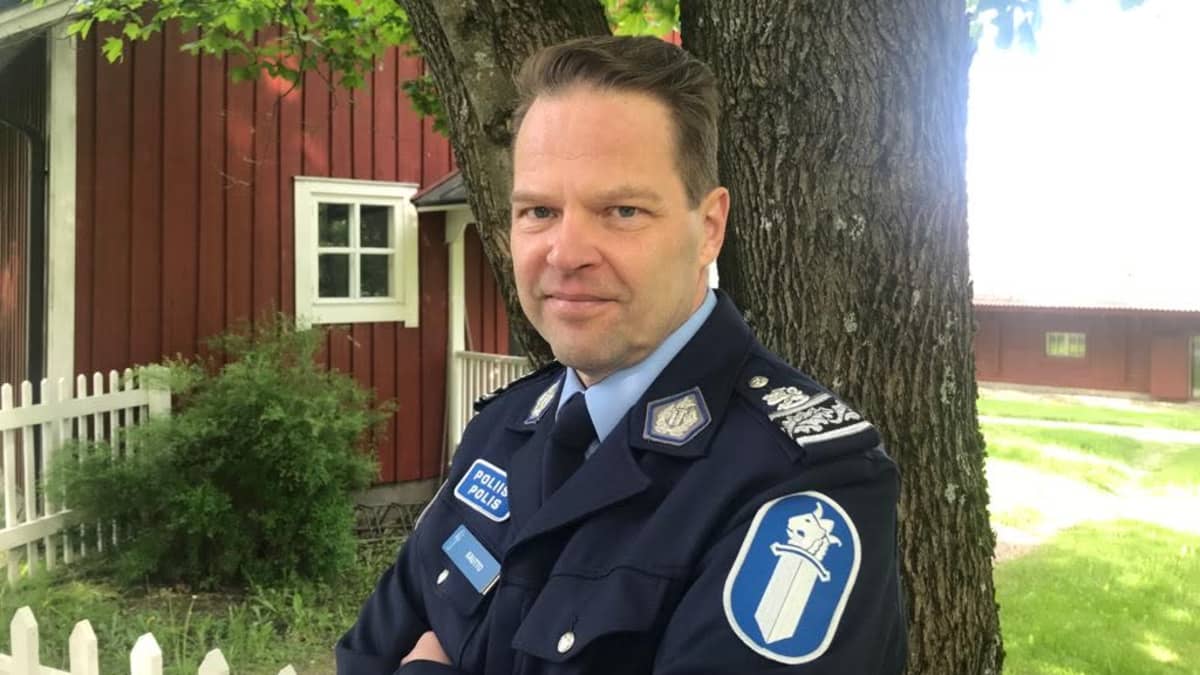 Poliisiylitarkastaja Hannu Kautto kuvattuna kotonaan pihalla