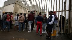 Vankilamellakassa kuolleiden vankien omaiset odottavat tietoa viranomaisilta Santo Domingossa Ecuadorissa.
