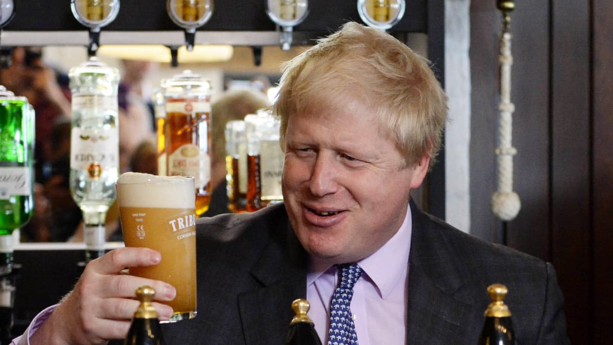 Lontoon silloinen pormestari Boris Johnson kohottaa tuoppia baaritiskin takana pubissa brexit-kampanjan aikana vuonna 2015.