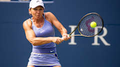 Tennispelaaja Simona Halep lyö palloa.