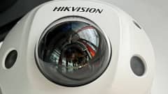 Lähikuvassa valkoinen pyöreänmallinen valvontakamera, jossa teksti "Hikvision".