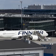 Finnairin lentokone lentoaseman edustalla.
