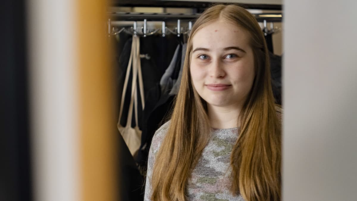 Fanni Karjalainen Kajaanin Lukion aulassa.