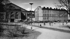 Kaartin maneesi ja Fabianinkatu 2, edessä vasemmalla Tähtitornin vuoren rinne. 