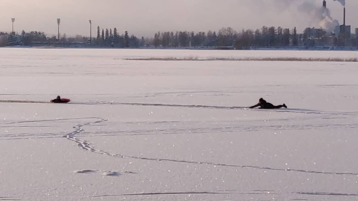 Jäihin pudonnutta miestä pelastetaan Kuopiossa Kallavedellä.