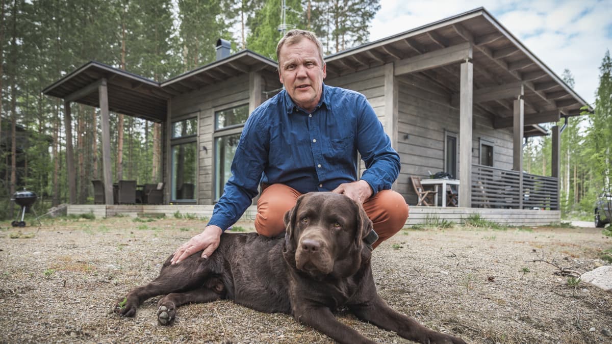 Kyläkauppias Jarno Ankerman ja hänen koiransa.