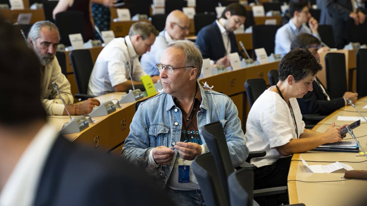 Teuvo Hakkarainen Brysselin EU-parlamentissa.
