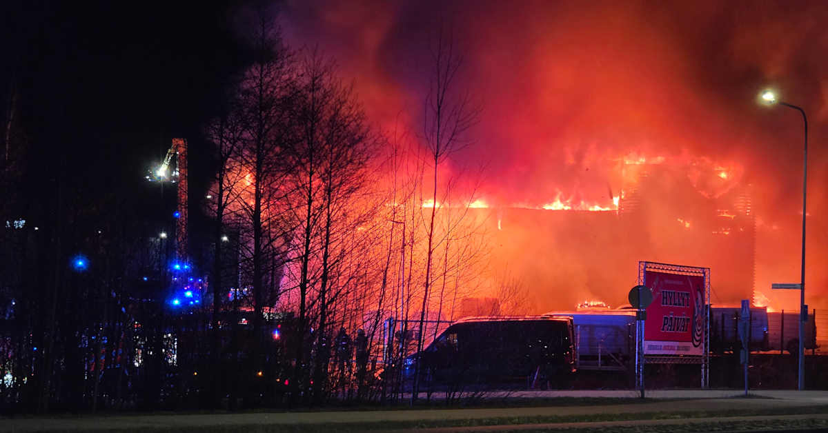 Vantaalla suuri tulipalo – alueelle leviää runsaasti savua