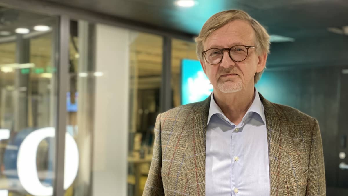 Professori Ilkka Ruostetsaari seisoo Yle Tampereen studion edessä Tampereen Mediapoliksessa
