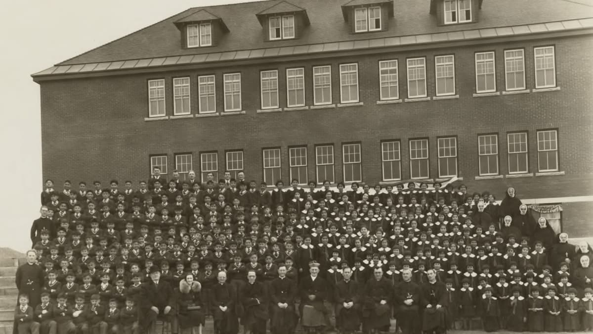 Kamloopsin sisäoppilaitoksen johtoa ja oppilaita kuvattuna vuonna 1937.
