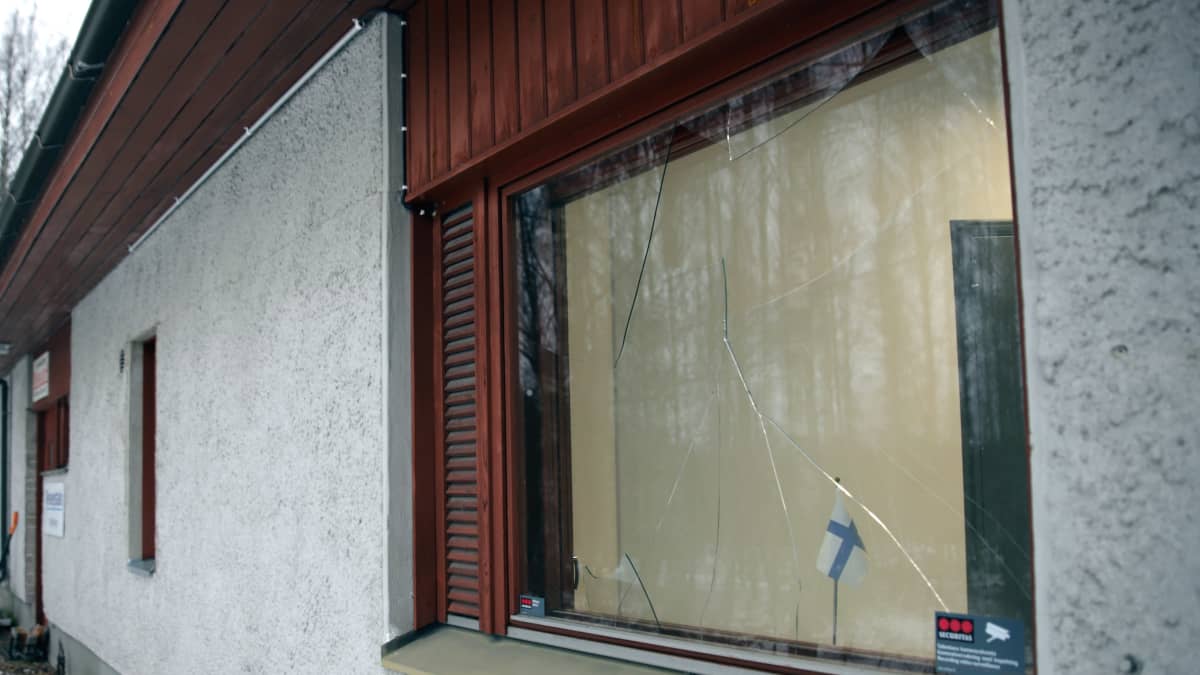 Nammon räjähdyksessä rikkoutunut ikkuna.