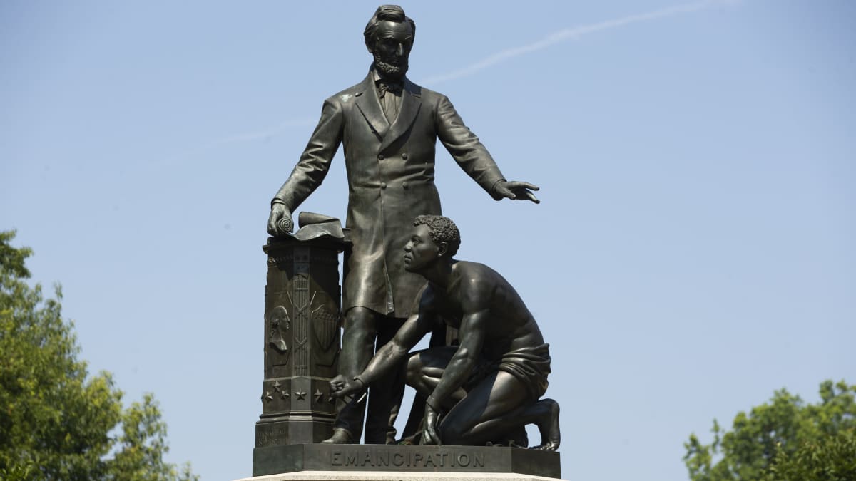 Patsas, jossa seisova Lincoln pitää kättään polvillaan olevan orjan yllä.