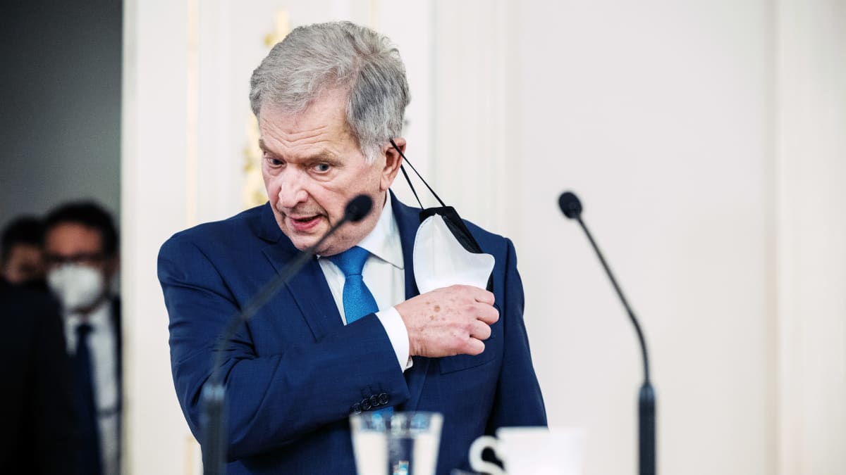 Tasavallan presidentti Sauli Niinistö pitää lehdistötilaisuutta presidentin linnassa.