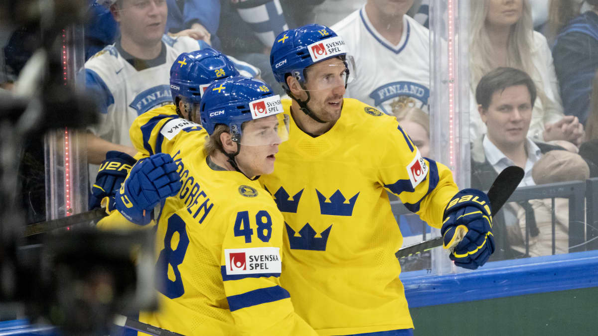 Ruotsi juhlii Oscar Lindbergin maalia Suomea vastaan MM-ottelussa Tampereella 2023.