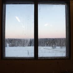 Puolankalainen vaaramaisema ladon ikkunasta.