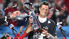 Tom Brady håller i bucklan efter att ha vunnit sin sjunde Super Bowl-titel.