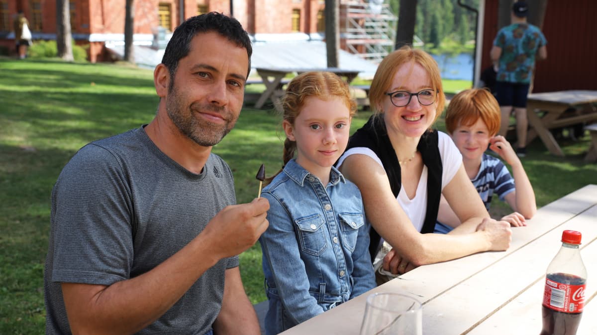 Sveitsiläiset Marcel Jenni, Zäzilia Jenni, Carmina Jeni ja Mattis Jenni Verlan tehdaskylän myllymakasiinin pihalla.