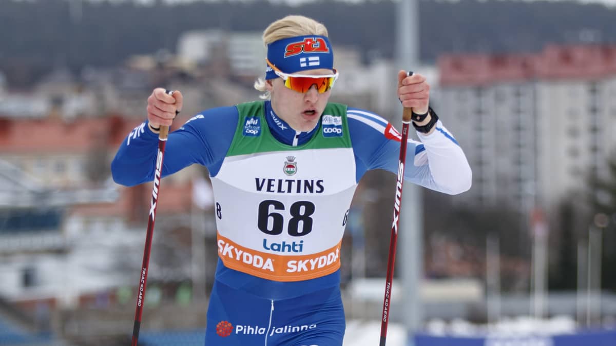 Eero Rantala hiihtää Salpausselän maailmancupin sprinttikarsinnasa.