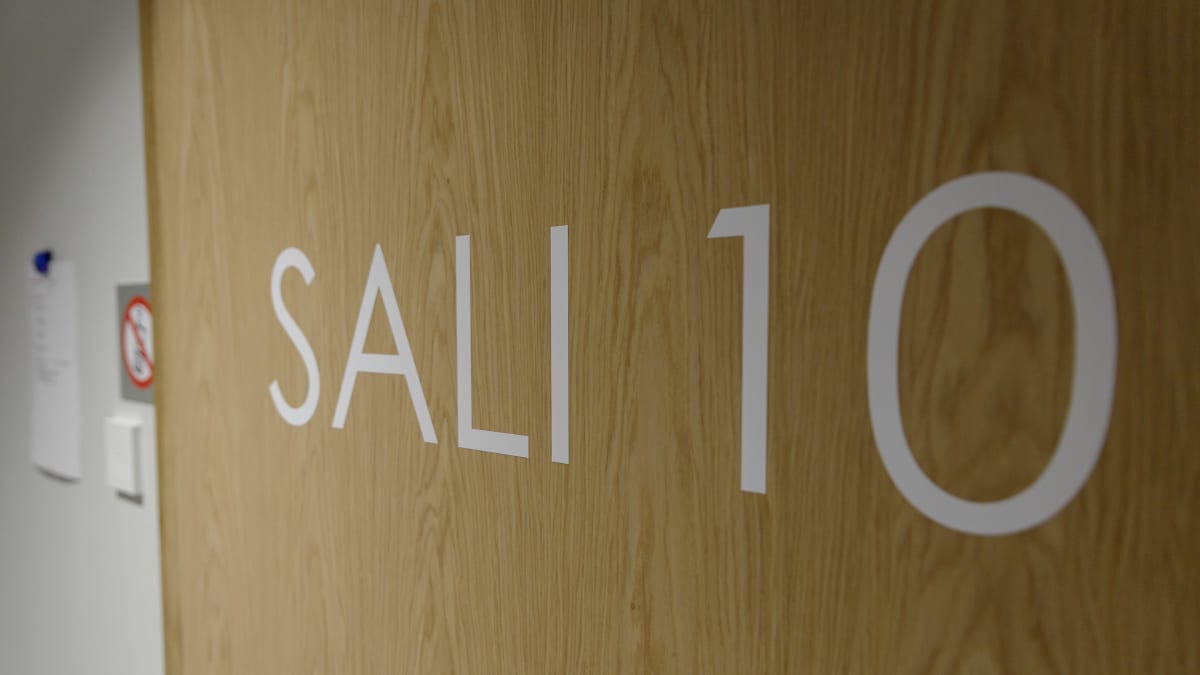 Keski-Suomen käräjäoikeuden oikeus-salin ovi. Ovessa Teksti Sali 10