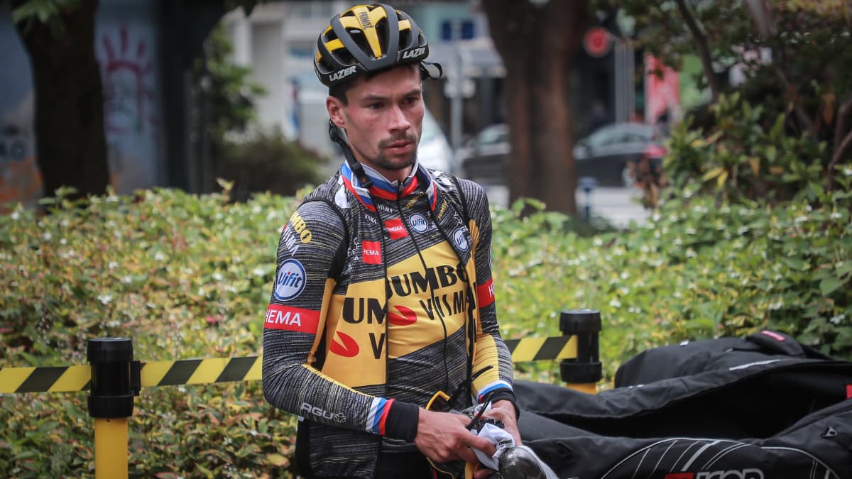 maantiepyöräilijä Primoz Roglic istuu ajatuksissaan harjoituksen jälkeen