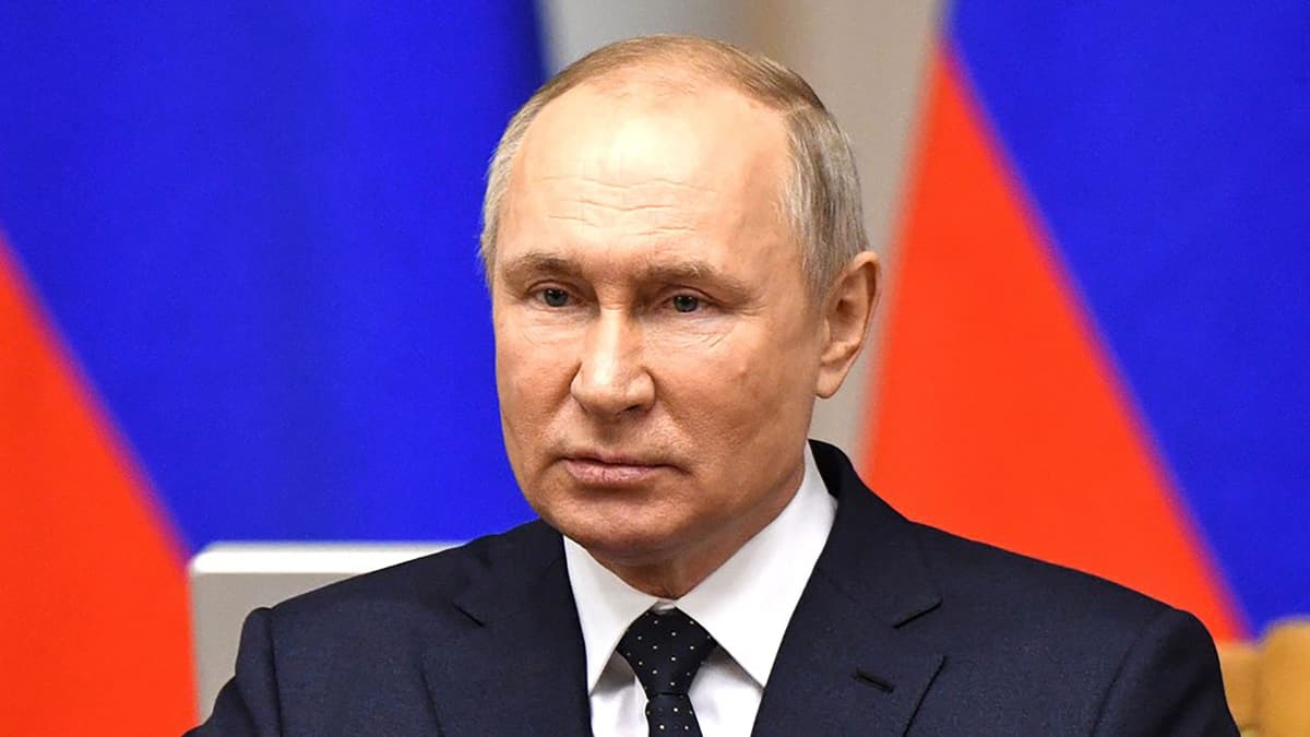 Putin tuimana taustalla Venäjän lippu