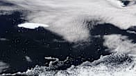 NASA Worldviewn julkaisema kuva A68-jäävuoresta ajelehtimassa Etelämantereen ja Etelä-Georgian saaren välillä Etelä-Atlantilla 4. marraskuuta. Jäävuori on kirkkaanvalkoinen alue kuvan vasemmassa reunassa.