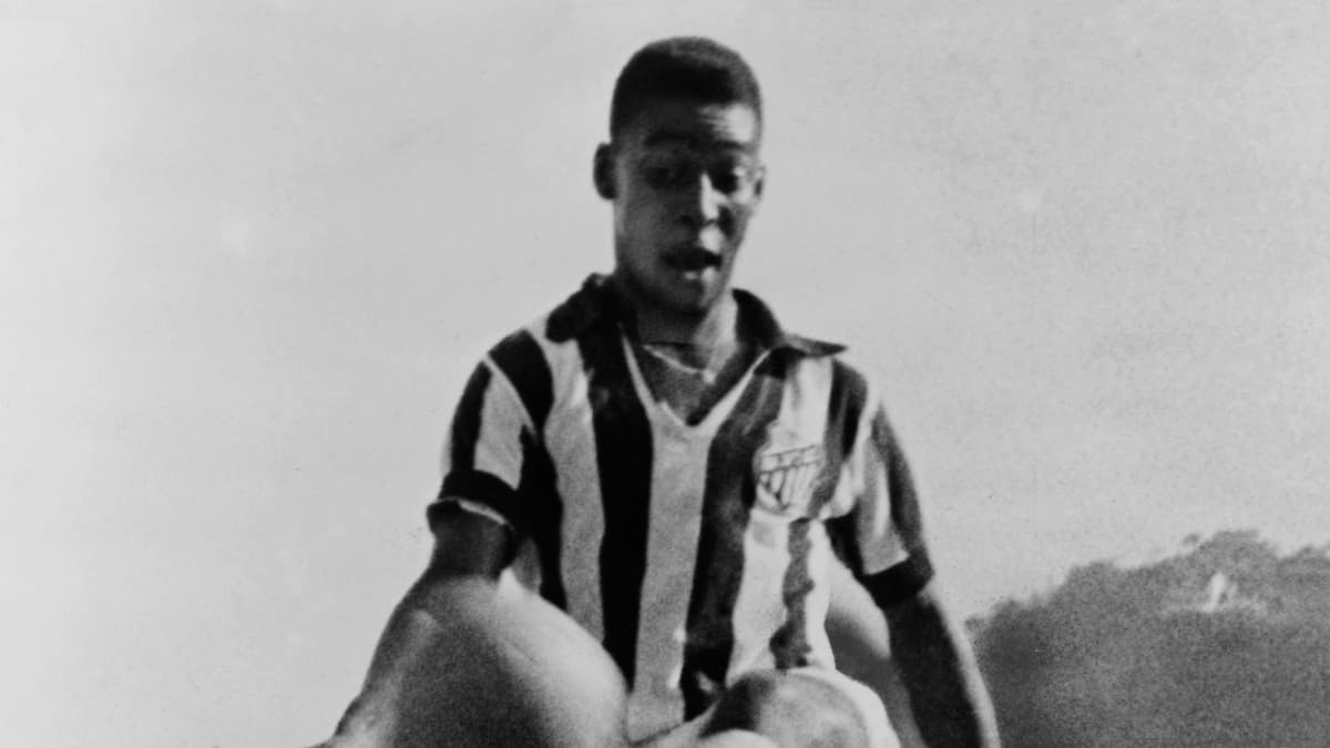 Nuori Pelé jalkapallostadionilla vuonna 1965.