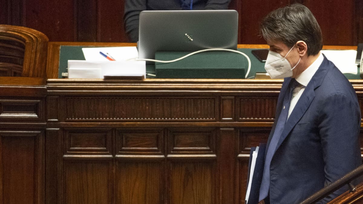 Italian pääministeri Giuseppe Conte parlamentissa tiistaina.