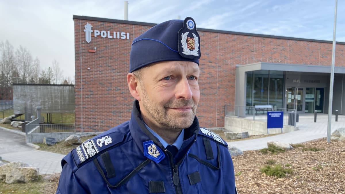 Ylikomisario Jouni Takala Hämeen poliisilaitoksen edessä.