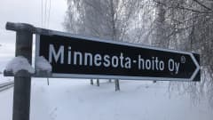 Minnesota-Hoito Oy:n kyltti Lapualla.