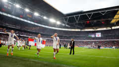 Täysi Wembley ja Englantilaiset juhlimassa Euroopan mestaruutta.
