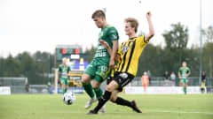 Hongan Matias Rale (oik.) ja Ilveksen Eetu Mömmö jalkapallon Veikkausliigan ottelussa Honka-Ilves Espoossa 8. elokuuta 2021.