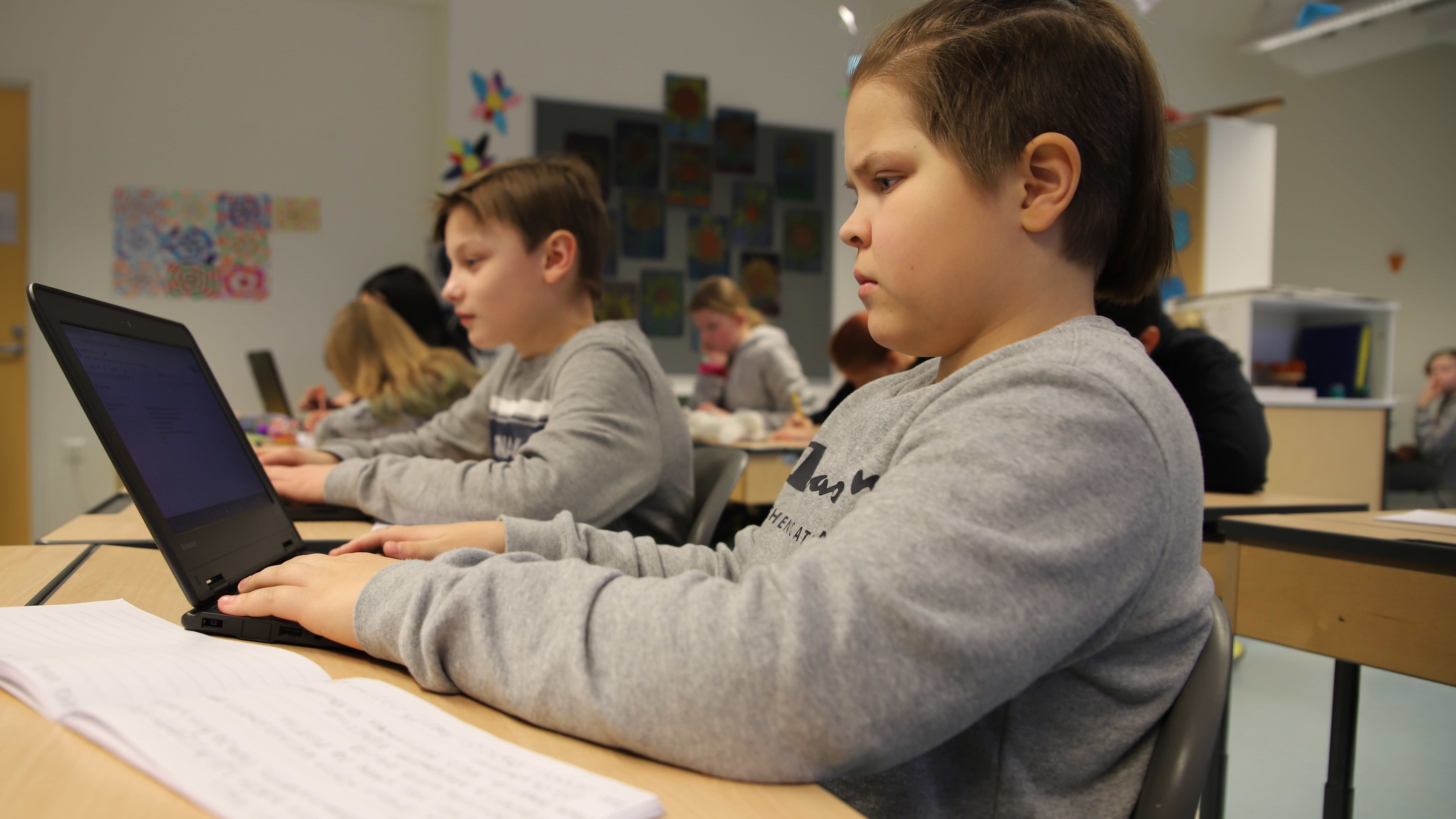 Korkalovaaran peruskoulun oppilaat kirjoittavat tietokoneella