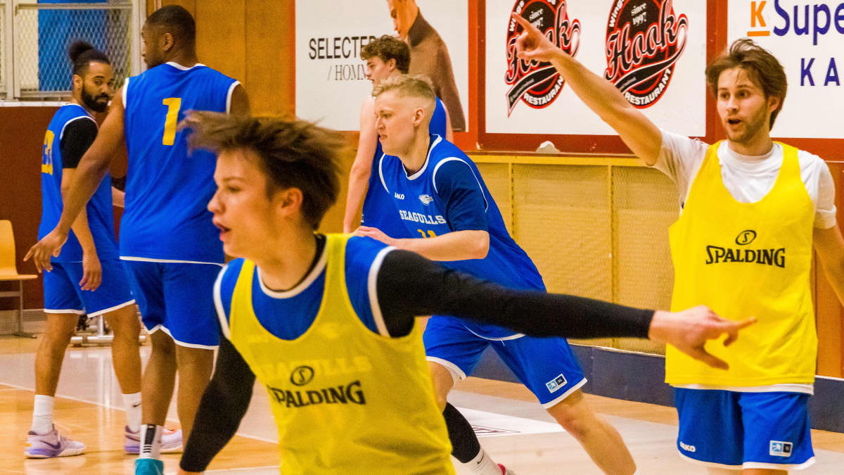 Koripallojoukkue Helsinki Seagulls harjoittelee, keskellä pelaaja Okko Järvi 14.