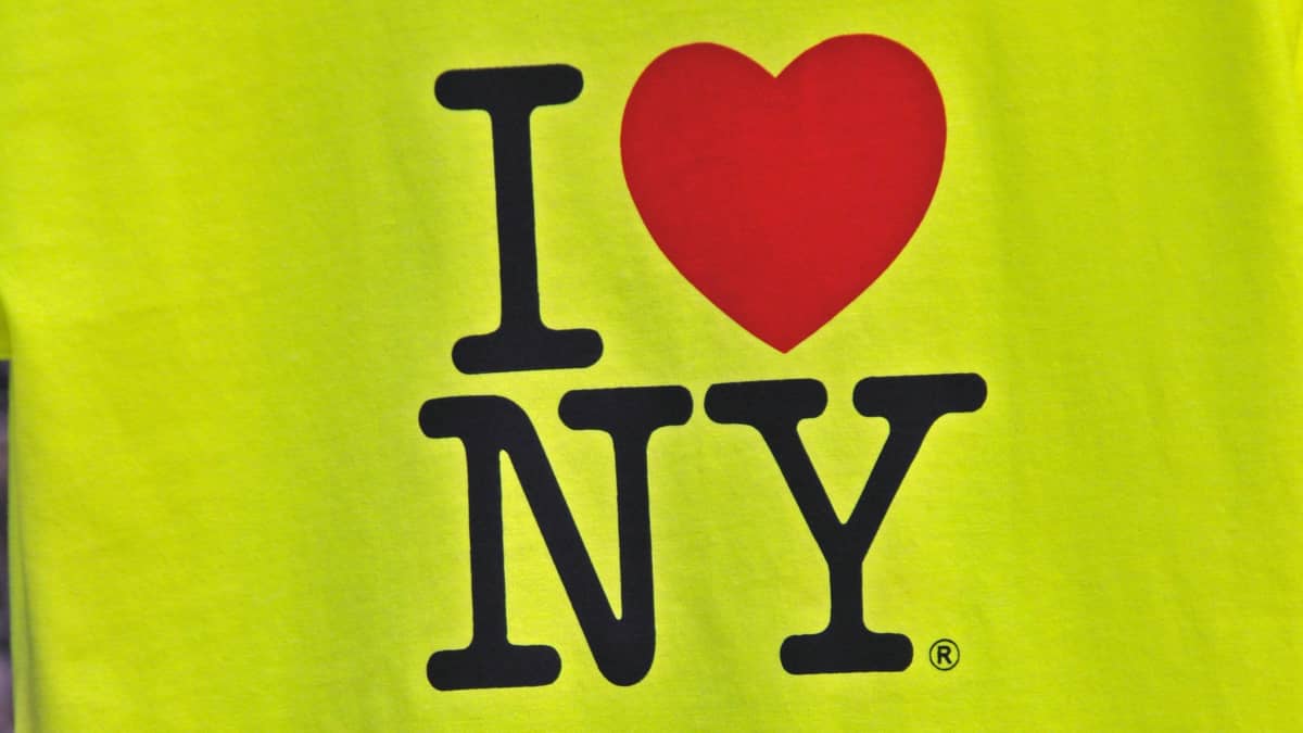 I Love NY -logo keltaisessa t-paidassa.