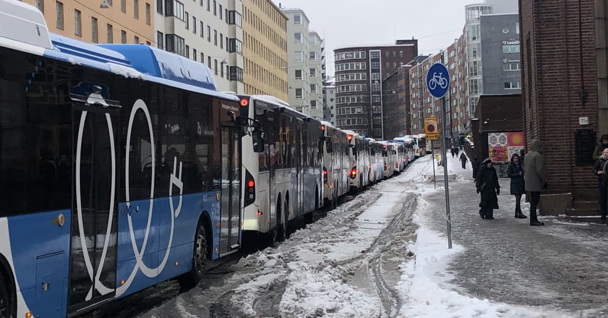 Liukastellut bussi sotki Helsingin joukkoliikenteen ja aiheutti satojen ...